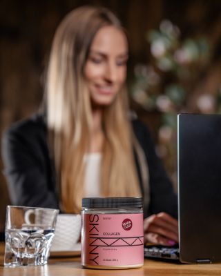 Tvůj každodenní rituál krásy začíná sklenkou našeho kolagenu 🌸🍒🍓🥭 #skinnycz #skinnysk #collagen #kolagen #zdravi...